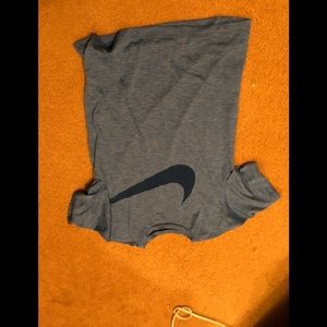 **BRAND NEW NIKE SHORT SLEEVE IN MINT CONDITION**